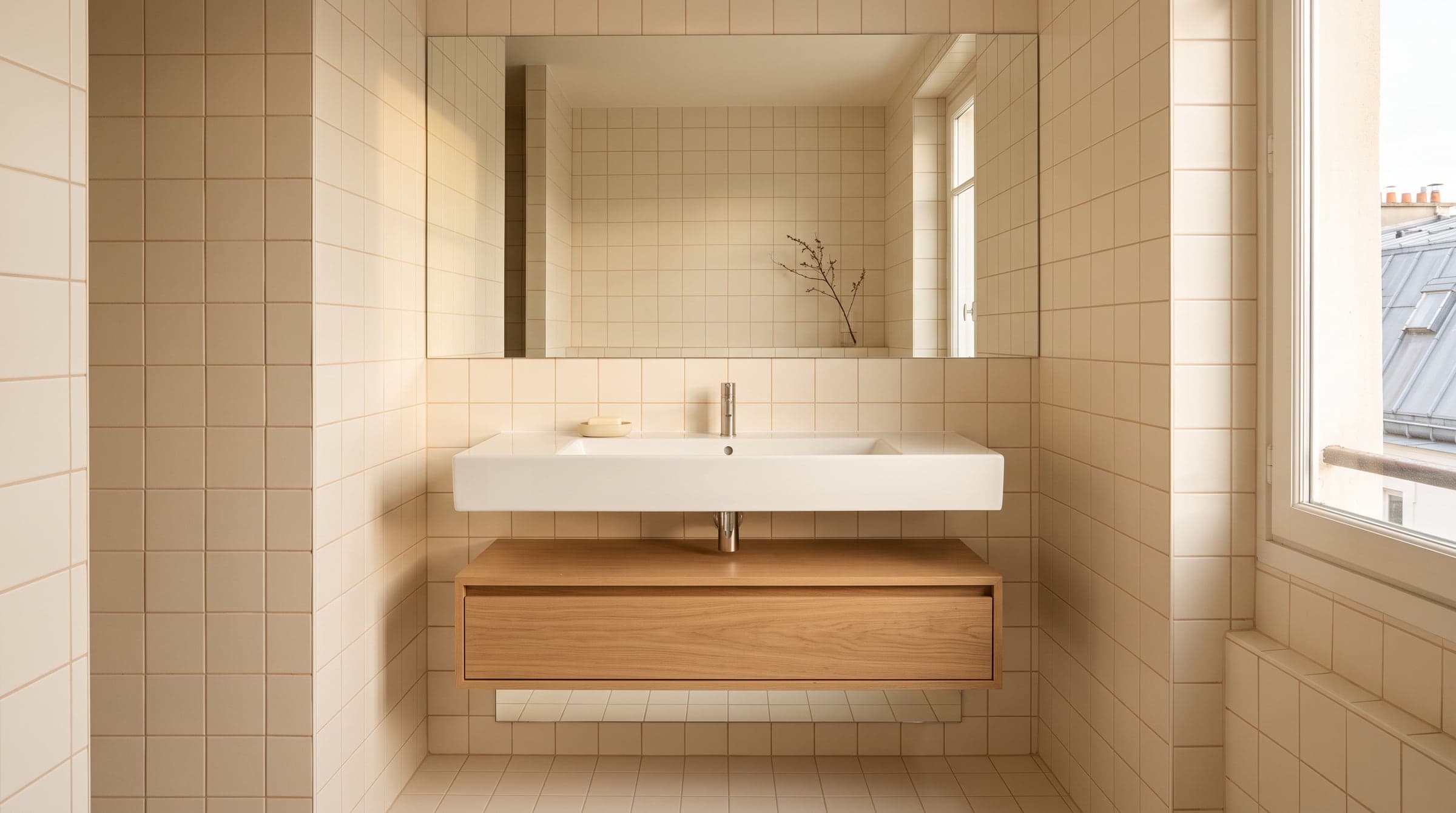 Vasque suspendue et meuble sur mesure occupant toute la largeur du mur dans une petite salle de bain