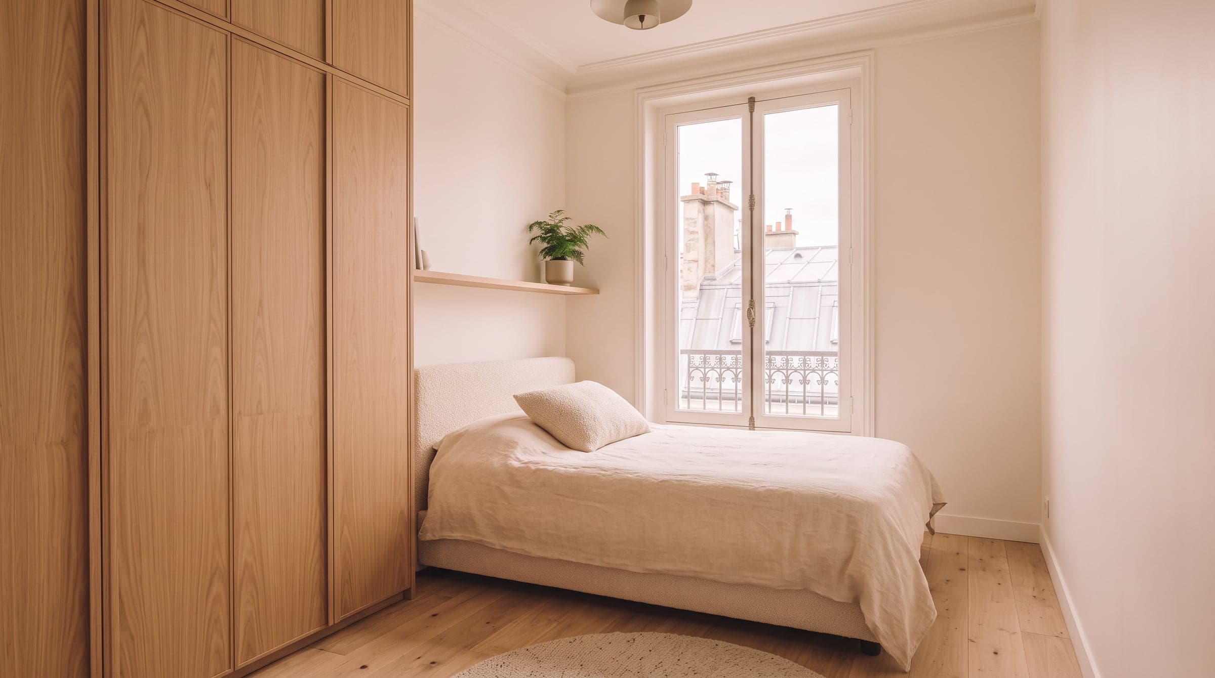 Placard ouvert révélant un bureau intégré, refermé le soir dans une chambre calme