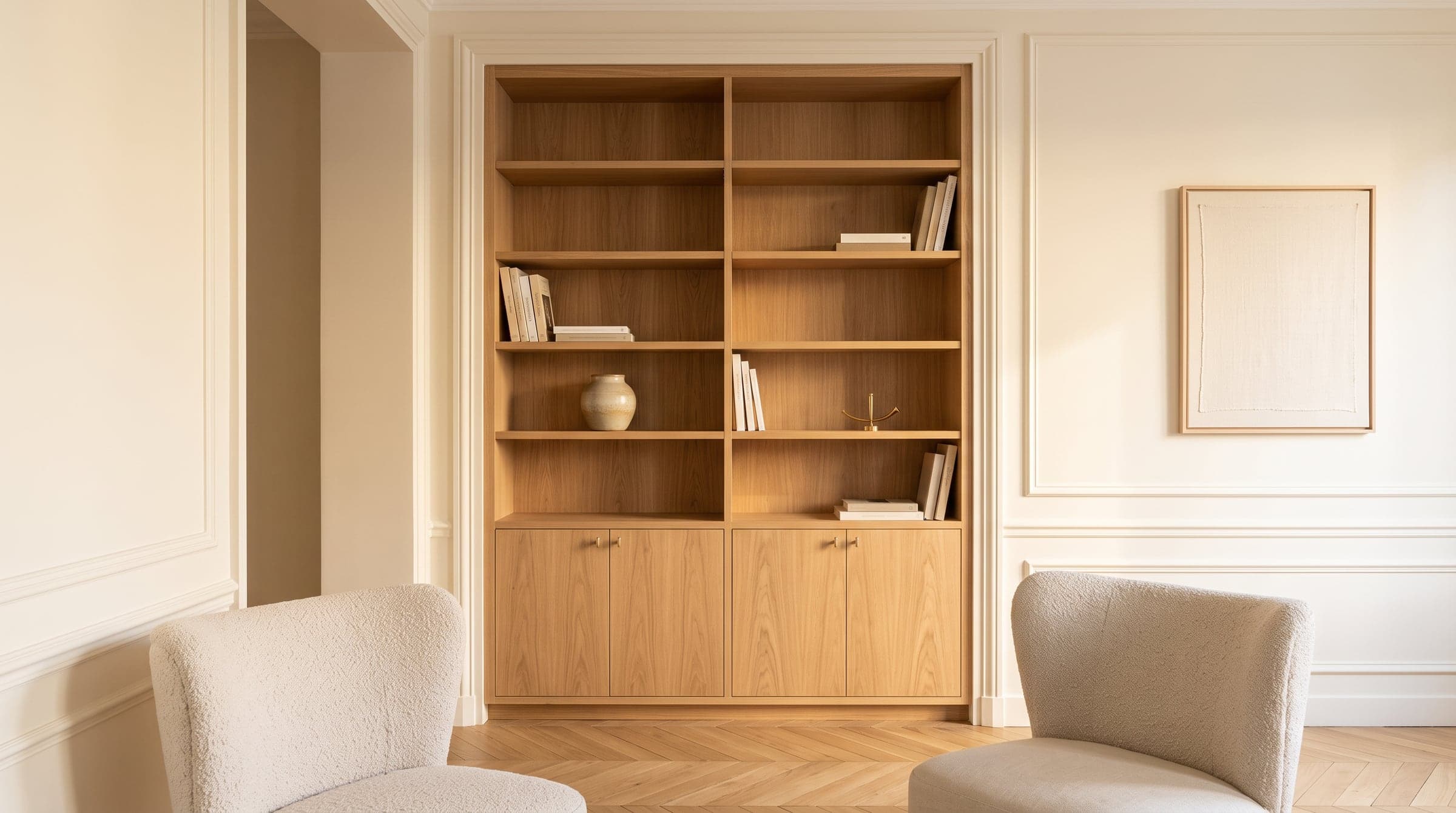 Close view of an oak bookcase built into an alcove, shelves and mouldings aligned to the millimetre